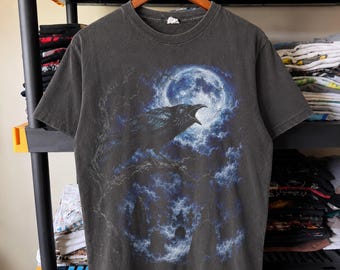 月明かりに照らされた幽霊の出る墓地の上を飛ぶカラス ハーフトーン PNG デザイン | 黒のTシャツ | DTF転写 | デジタルダウンロード | 16 x 20インチ 300 DPI