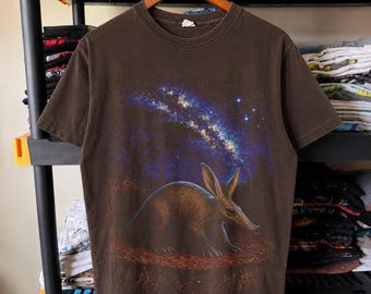 天の川の空の下のツチブタ ハーフトーン PNG デザイン | 黒のTシャツ | DTF転写 | デジタルダウンロード | 16 x 20インチ 300 DPI