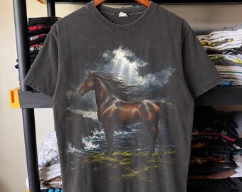 嵐の海岸の崖にいる野生の馬のハーフトーンPNGデザイン｜黒のTシャツ｜DTF転写｜デジタルダウンロード｜16 x 20インチ、300 DPI