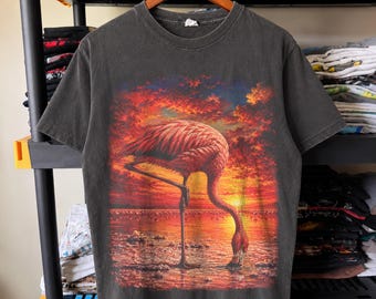 燃えるような夕焼けのラグーンにいるピンクフラミンゴのハーフトーンPNGデザイン｜黒Tシャツ｜DTF転写｜デジタルダウンロード｜16 x 20インチ、300 DPI