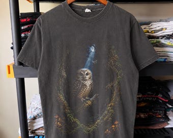 月明かりに照らされた古木の空洞にいるフクロウのハーフトーンPNGデザイン｜黒Tシャツ｜DTF転写｜デジタルダウンロード｜16×20インチ、300DPI