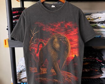 ハマドリアスヒヒの真紅の夕焼けハーフトーンPNGデザイン｜黒Tシャツ｜DTF転写｜デジタルダウンロード｜16×20インチ、300DPI