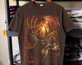 秋の森に佇む雄大なオジロジカのハーフトーンPNGデザイン｜黒Tシャツ｜DTF転写｜デジタルダウンロード｜16×20インチ、300DPI