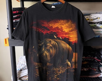 夕暮れの川を渡るカバのハーフトーンPNGデザイン｜黒Tシャツ｜DTF転写｜デジタルダウンロード｜16×20インチ、300DPI