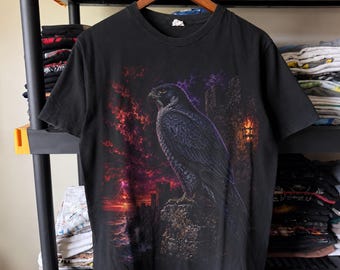 嵐の海城の上空を飛ぶハヤブサのハーフトーンPNGデザイン｜黒Tシャツ｜DTF転写｜デジタルダウンロード｜16×20インチ、300DPI