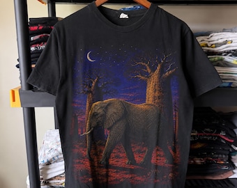 三日月の下、バオバブの木々の間にいる象のハーフトーンPNGデザイン｜黒Tシャツ｜DTF転写｜デジタルダウンロード｜16×20インチ、300DPI