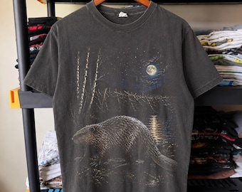 月明かりに照らされた森のダムのそばのビーバー ハーフトーン PNG デザイン | 黒のTシャツ | DTF転写 | デジタルダウンロード | 16 x 20インチ 300 DPI