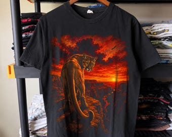 砂漠の峡谷の夕日に映るマウンテンライオン | ハーフトーンPNGデザイン | 黒Tシャツ | DTF転写 | デジタルダウンロード | 16 x 20インチ、300 DPI