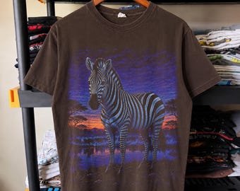 夕暮れの水飲み場のシマウマ ハーフトーン PNG デザイン | 黒のTシャツ | DTF転写 | デジタルダウンロード | 16 x 20インチ 300 DPI