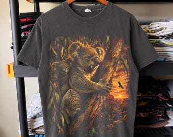 ユーカリの夕日の中のコアラとジョーイのハーフトーンPNGデザイン｜黒Tシャツ｜DTF転写｜デジタルダウンロード｜16 x 20インチ、300 DPI