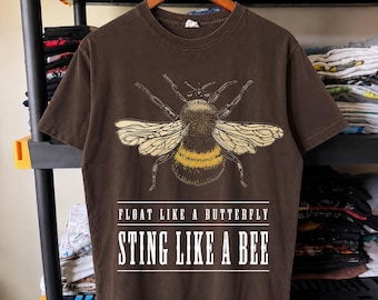 蜂のように刺すヴィンテージのミツバチTシャツ、植物の蜂のグラフィックTシャツ、やる気を起こさせる引用句シャツ、コテージコアの自然、蜂好きへの特大ギフト