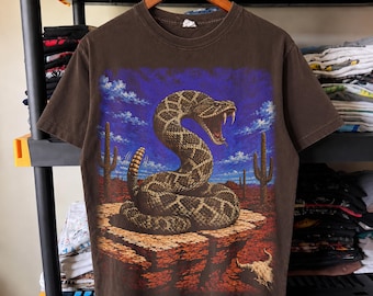 砂漠の台地にいるニシダイヤガラガラヘビのハーフトーンPNGデザイン｜黒Tシャツ｜DTF転写｜デジタルダウンロード｜16×20インチ、300DPI