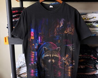 ネオンアレイのラクーン アフターダーク ハーフトーン PNG デザイン | 黒のTシャツ | DTF転写 | デジタルダウンロード | 16 x 20インチ 300 DPI