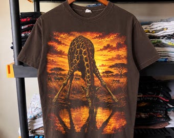 黄金の水飲み場に映るキリンのハーフトーンPNGデザイン｜黒Tシャツ｜DTF転写｜デジタルダウンロード｜16×20インチ、300DPI
