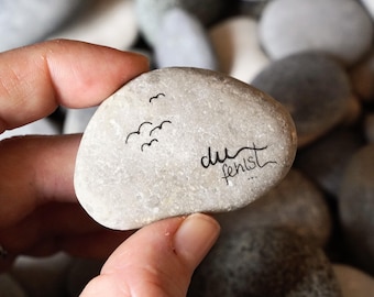 Trauerstein "du fehlst", handbeschrifteter Kieselstein,kleiner Troststein, Erinnerungsstein, Grabschmuck, Geschenk bei Trauer & Verlust