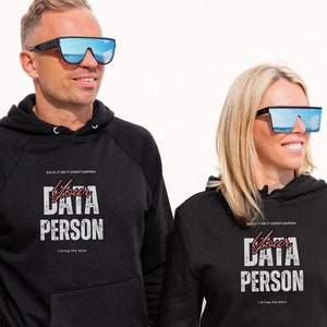 Könnte beinhalten: Zwei Personen tragen schwarze Kapuzenpullover mit dem Text "Data it or it didn't happen. Your Data Person. I bring the data." auf der Vorderseite.