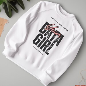 Peut inclure: Sweat-shirt blanc avec un imprimé graphique noir et rose qui dit "Data it or it didn't happen. Your Data Girl. I bring the data."