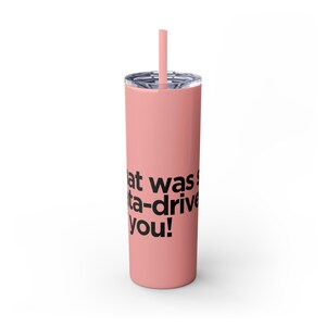 Peut inclure: Un gobelet isotherme en acier inoxydable rose avec une paille noire et le texte "That was so data-driven of you!" imprimé sur le côté.