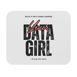Może przedstawiać: Biała podkładka pod mysz z czarnym tekstem, który brzmi "Data it or it didn't happen. Your Data Girl. I bring the data." Słowo "Your" jest różowe.