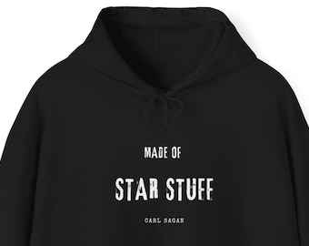 Puede incluir: Sudadera con capucha negra con texto blanco que dice "Made of Star Stuff Carl Sagan".