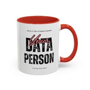 Peut inclure: Une tasse en céramique blanche avec un bord et une poignée rouges. La tasse porte une inscription noire qui dit "Data it or it didn't happen. Your Data Person. I bring the data."