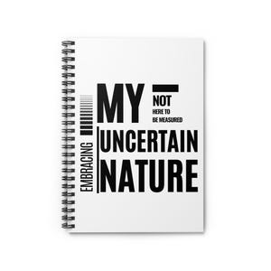 Może przedstawiać: Biały notes w spirali z nadrukowanym czarnym tekstem "My Uncertain Nature Not Here To Be Measured Embracing".