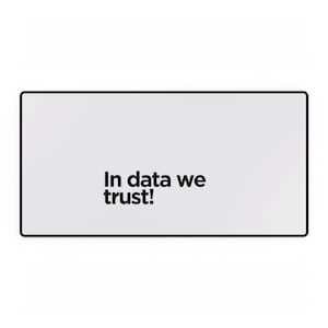 Può includere: Un tappetino per mouse bianco con il testo "In data we trust!" stampato in nero.
