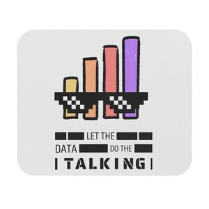 Puede incluir: Un fondo blanco con un gráfico de barras con cinco barras en diferentes tonos de naranja, rosa y morado. El gráfico tiene gafas de sol con un patrón de cuadros blanco y negro en la parte superior. El texto debajo del gráfico dice "LET THE DATA DO THE TALKING".