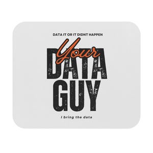 Może przedstawiać: Biała podkładka pod mysz z czarnym i pomarańczowym tekstem, który brzmi "Data it or it didn't happen. Your Data Guy. I bring the data."