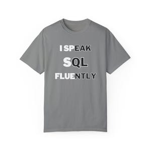 Può includere: T-shirt grigia con la scritta "I SPEAK SQL FLUENTLY". Le parole sono impilate verticalmente, con "SQL" in un carattere bianco più grande. La maglietta è a girocollo e il testo è in grassetto.