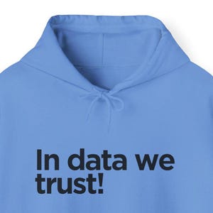 Puede incluir: Una sudadera con capucha azul claro con el texto "In data we trust!" impreso en negro.