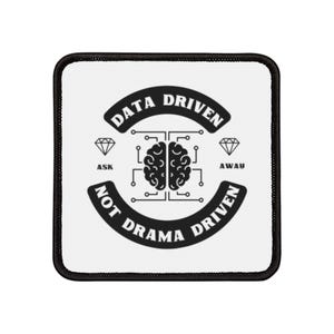 Puede incluir: Parche blanco y negro con el texto "Data Driven Not Drama Driven" en un círculo. Dentro del círculo hay un gráfico de cerebro con líneas que conectan diamantes que dicen "Ask Away".