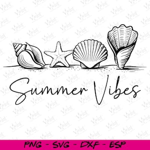 Peut inclure: Illustration en noir et blanc de coquillages et d'une étoile de mer sur une plage de sable, avec les mots "Summer Vibes" en écriture cursive. L'image comprend également le texte "PNG - SVG - DXF - ESP".