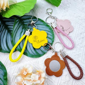 Llavero de cuero con flores y espejo, ideal para damas de honor, para ella, para despedidas de soltera, para amantes de las flores y para cumpleaños.