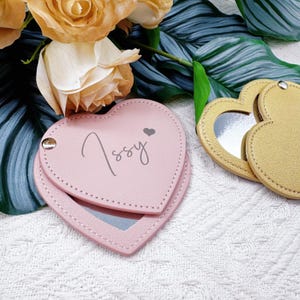 Specchio personalizzato a forma di cuore in pelle, regalo per addio al nubilato, regali personalizzati per lei, bomboniera per matrimonio, proposta di matrimonio per damigella d'onore, regalo per le donne, regalo per feste