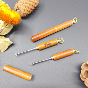 Palillo de oído personalizado, regalo para padrinos de boda, limpiador de oídos portátil, pala de madera para oídos, mini cucharas para oídos, mini cuchara oculta para oídos, llavero para oídos.