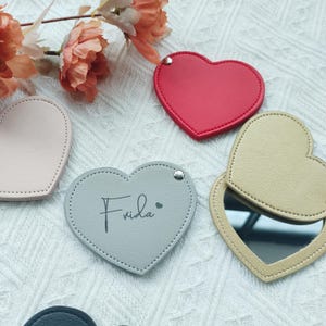 Specchio personalizzato a forma di cuore in pelle, regalo per addio al nubilato, regali personalizzati per lei, bomboniera per matrimonio, proposta di matrimonio per damigella d'onore, regalo per le donne, regalo per feste