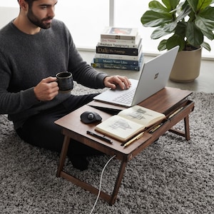 Justerbart laptopbord, Hopfällbart knäbricka för säng och soffa, Bärbart laptopstativ, Läs- och studiebord, Knäbord i MDF