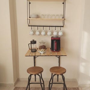 スタイリッシュな木製コーヒーコーナースタンド - 折りたたみテーブル、カップホルダー、2段収納付き