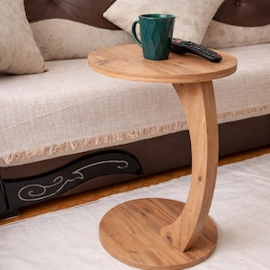 Mesa lateral moderna em formato de C com rodízios – ideal para sofás e mesa de apoio, otimizando o espaço.