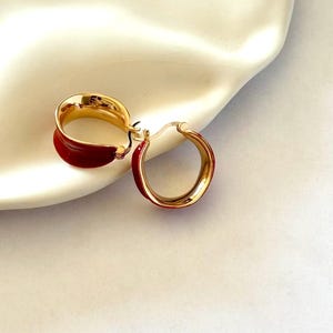 Elegantes aros vintage de oro con un impresionante esmalte rojo / Bañados en oro de 18 quilates / Un regalo elegante para ella / Joyería artesanal hecha a mano