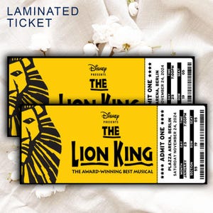 Pode incluir: Dois ingressos laminados amarelos para o musical O Rei Leão. Os ingressos são para uma apresentação no Plaza Arena em Berlim no sábado, 24 de novembro de 2024 às 19h00. Os ingressos são para a seção 55, fileira 19, assento 05.