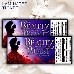 Puede incluir: Dos entradas laminadas para "Beauty and the Beast: The Musical". Las entradas muestran una silueta de la Bestia y Bella, con el título del musical en dorado sobre un fondo púrpura. Detalles: lugar, fecha, hora e información del asiento.