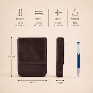 Pode incluir: Um estojo de caneta em couro castanho, com 16,5 cm de altura, 13,0 cm de largura e 3,0 cm de profundidade, com aba. Uma caneta azul e prateada &eacute; exibida ao lado do estojo. O estojo pesa 210 g. As medidas em polegadas tamb&eacute;m s&atilde;o fornecidas.