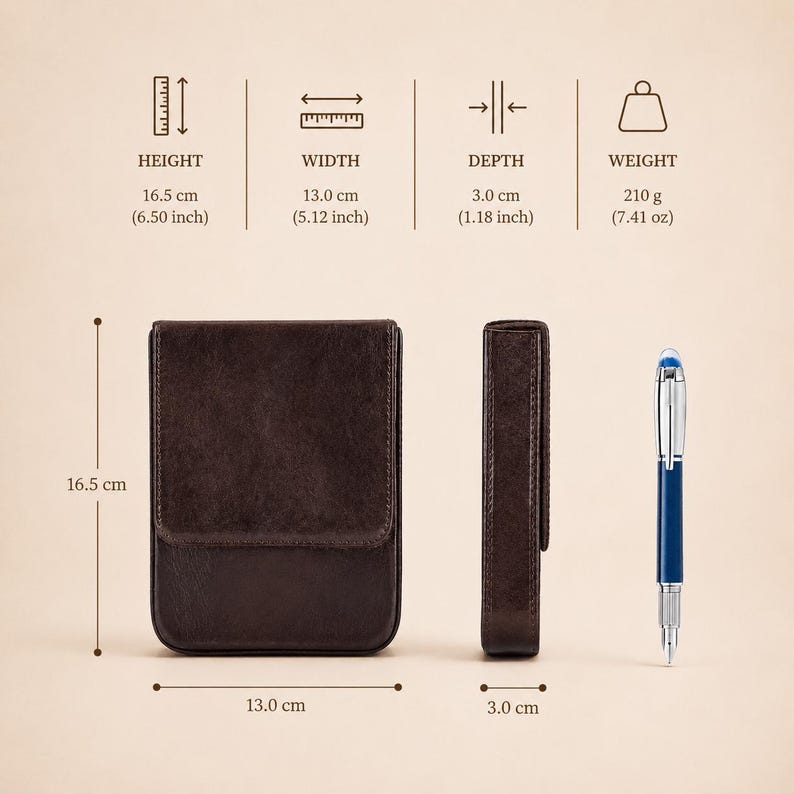 Pode incluir: Um estojo de caneta em couro castanho, com 16,5 cm de altura, 13,0 cm de largura e 3,0 cm de profundidade, com aba. Uma caneta azul e prateada &eacute; exibida ao lado do estojo. O estojo pesa 210 g. As medidas em polegadas tamb&eacute;m s&atilde;o fornecidas.