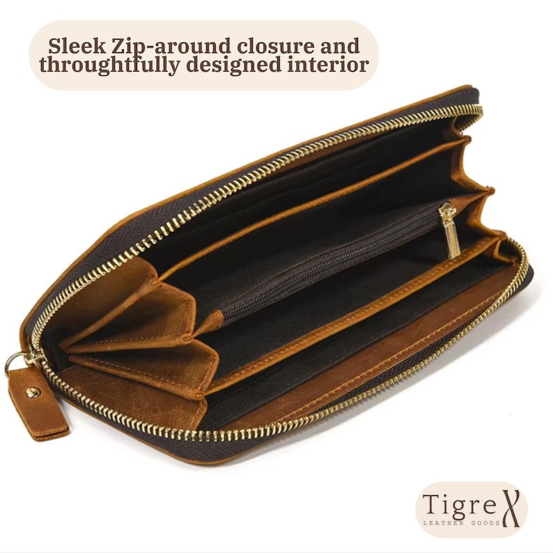 Op de afbeelding: Een bruine lederen portemonnee met een goudkleurige ritssluiting, voorzien van meerdere binnenvakken en een centraal ritsvak. De tekst "Sleek Zip-around closure and thoughtfully designed interior" en "Tigre LEATHER GOODS" zijn zichtbaar.