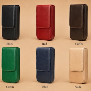 Pode incluir: Uma cole&ccedil;&atilde;o de estojos de couro em v&aacute;rias cores: preto, vermelho, caf&eacute;, verde, azul e nude. Cada estojo tem formato retangular com fecho de aba. O texto indica a cor de cada estojo.