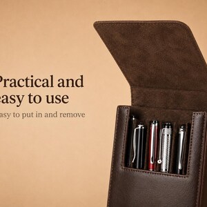 Pode incluir: Um estojo de caneta de couro marrom com aba, contendo v&aacute;rias canetas de v&aacute;rias cores e designs. O texto "Practical and easy to use" &eacute; exibido &agrave; esquerda. O estojo foi projetado para f&aacute;cil inser&ccedil;&atilde;o e remo&ccedil;&atilde;o de canetas.