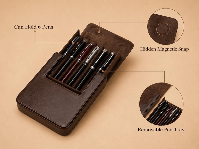 Pode incluir: Um estojo de caneta de couro marrom com seis canetas dentro. O estojo tem um fecho magn&eacute;tico oculto e uma bandeja de caneta remov&iacute;vel. O texto "Can Hold 6 Pens" &eacute; vis&iacute;vel. As canetas s&atilde;o pretas, prateadas e bord&ocirc;.