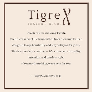 Pode incluir: Um gr&aacute;fico bege com o texto "TigreX Leather Goods". O texto afirma que cada pe&ccedil;a &eacute; cuidadosamente feita &agrave; m&atilde;o com couro premium, projetada para envelhecer lindamente e durar por anos. Tamb&eacute;m diz: "Isso &eacute; mais do que um produto - &eacute; uma declara&ccedil;&atilde;o de qualidade, inten&ccedil;&atilde;o e estilo atemporal."